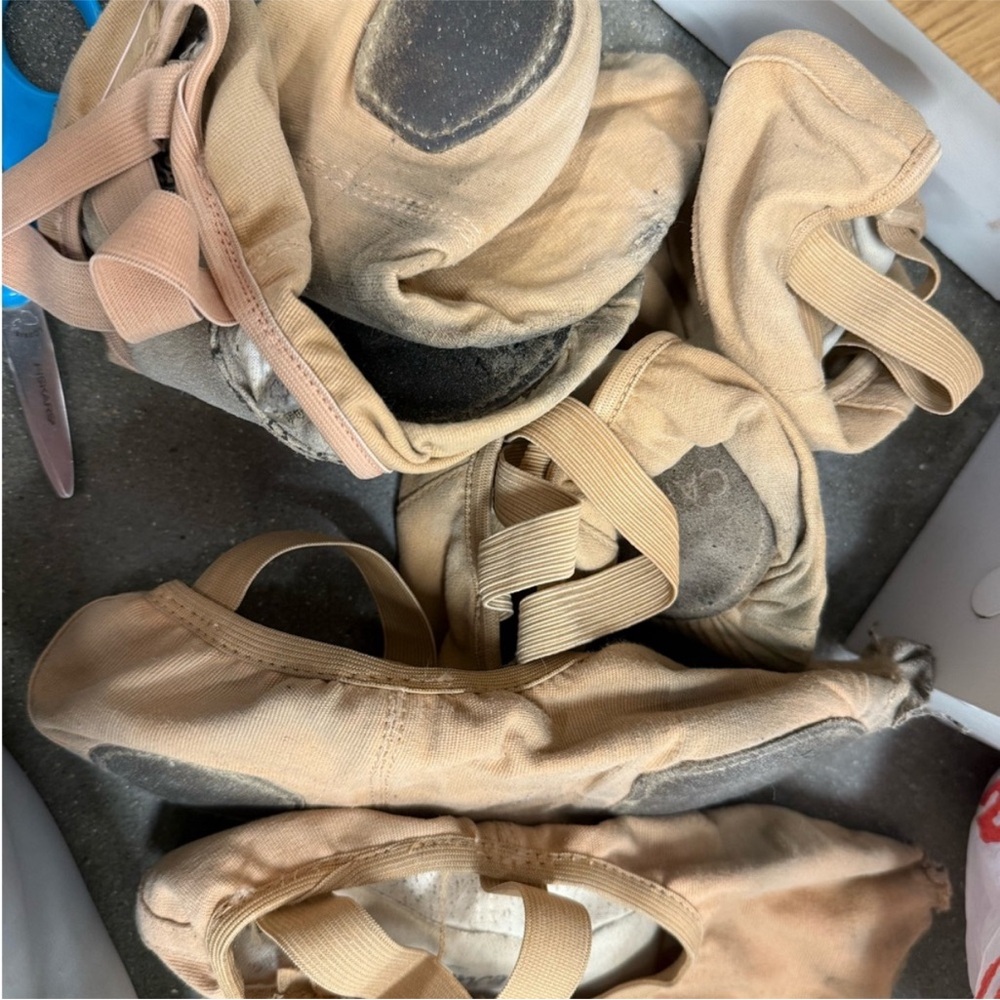 1 pair of used flat shoes